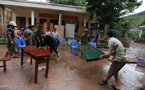 Trường học tan hoang sau lũ dữ - Ảnh 5. Trường học tan hoang sau lũ dữ - Ảnh 5.