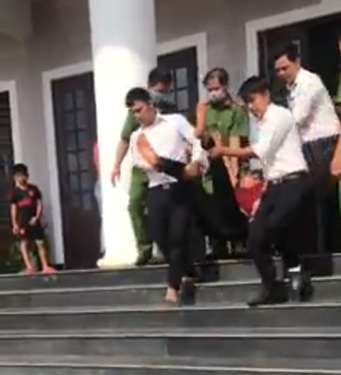 Vụ bị cáo uống thuốc đòi tự tử tại tòa: TAND tỉnh Bình Phước từng tuyên án ra sao? - Ảnh 1. Vụ bị cáo uống thuốc đòi tự tử tại tòa: TAND tỉnh Bình Phước từng tuyên án ra sao? - Ảnh 1.