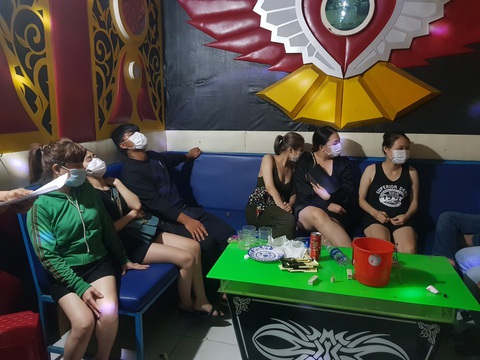 Giữa mùa dịch, quán karaoke đón khách vào hát, dương tính với ma túy - Ảnh 1. Giữa mùa dịch, quán karaoke đón khách vào hát, dương tính với ma túy - Ảnh 1.