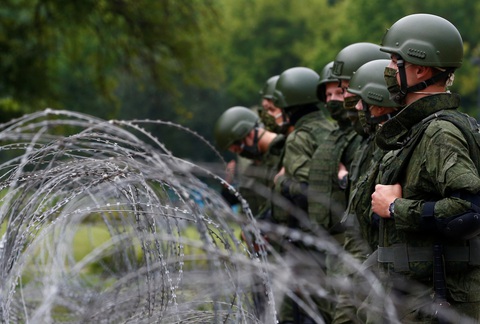 Biểu tình lớn ở thủ đô Belarus đòi Tổng thống Lukashenko từ chức, cảnh sát dày đặc - Ảnh 2. Biểu tình lớn ở thủ đô Belarus đòi Tổng thống Lukashenko từ chức, cảnh sát dày đặc - Ảnh 2.