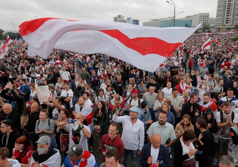 Biểu tình lớn ở thủ đô Belarus đòi Tổng thống Lukashenko từ chức, cảnh sát dày đặc - Ảnh 1. Biểu tình lớn ở thủ đô Belarus đòi Tổng thống Lukashenko từ chức, cảnh sát dày đặc - Ảnh 1.