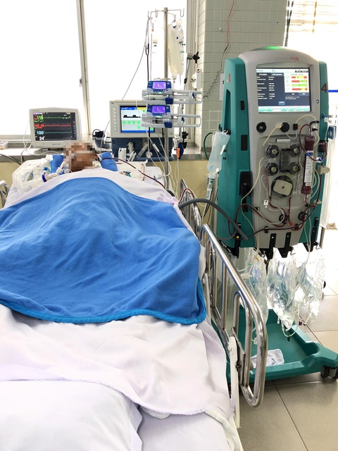 Sức khỏe người bị rắn cắn khá hơn nhưng vết thương còn hoại tử nhiều - Ảnh 1. Sức khỏe người bị rắn cắn khá hơn nhưng vết thương còn hoại tử nhiều - Ảnh 1.