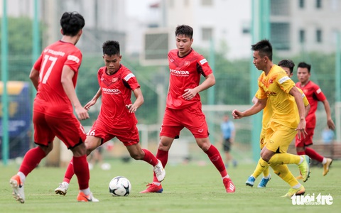 Mưa bàn thắng xuất hiện trong buổi đấu tập thứ hai của U22 Việt Nam - Ảnh 3. Mưa bàn thắng xuất hiện trong buổi đấu tập thứ hai của U22 Việt Nam - Ảnh 3.