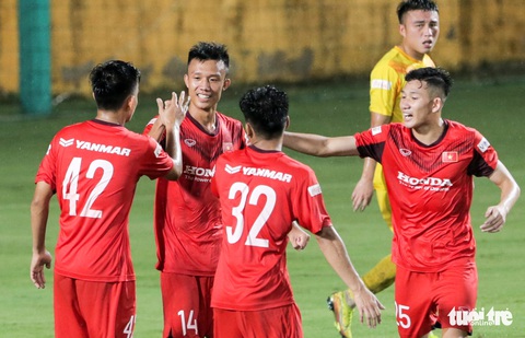 Mưa bàn thắng xuất hiện trong buổi đấu tập thứ hai của U22 Việt Nam - Ảnh 5. Mưa bàn thắng xuất hiện trong buổi đấu tập thứ hai của U22 Việt Nam - Ảnh 5.