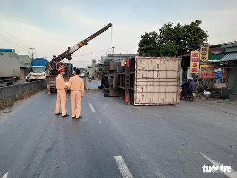 Xe chở hàng chuyển phát nhanh tông dải phân cách rồi lật trúng xe khách - Ảnh 2. Xe chở hàng chuyển phát nhanh tông dải phân cách rồi lật trúng xe khách - Ảnh 2.