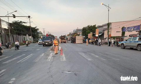 Xe chở hàng chuyển phát nhanh tông dải phân cách rồi lật trúng xe khách - Ảnh 4. Xe chở hàng chuyển phát nhanh tông dải phân cách rồi lật trúng xe khách - Ảnh 4.