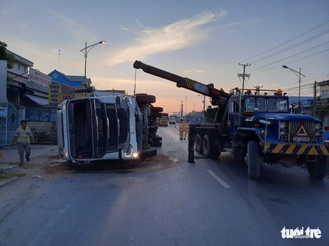 Xe chở hàng chuyển phát nhanh tông dải phân cách rồi lật trúng xe khách - Ảnh 3. Xe chở hàng chuyển phát nhanh tông dải phân cách rồi lật trúng xe khách - Ảnh 3.