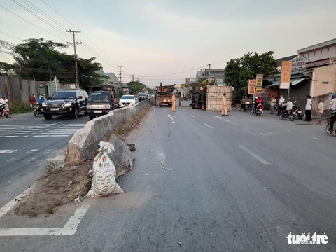 Xe chở hàng chuyển phát nhanh tông dải phân cách rồi lật trúng xe khách - Ảnh 1. Xe chở hàng chuyển phát nhanh tông dải phân cách rồi lật trúng xe khách - Ảnh 1.
