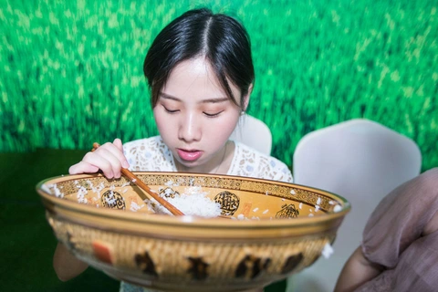 Vì sao Trung Quốc ngăn chặn mukbang - loại video ăn uống thừa thãi ê hề? - Ảnh 2. Vì sao Trung Quốc ngăn chặn mukbang - loại video ăn uống thừa thãi ê hề? - Ảnh 2.