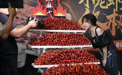 Vì sao Trung Quốc ngăn chặn mukbang - loại video ăn uống thừa thãi ê hề? - Ảnh 4. Vì sao Trung Quốc ngăn chặn mukbang - loại video ăn uống thừa thãi ê hề? - Ảnh 4.