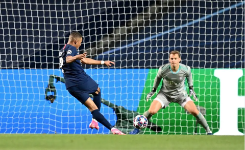 Những khoảnh khắc Neuer cứu thua xuất thần giúp Bayern vô địch - Ảnh 4. Những khoảnh khắc Neuer cứu thua xuất thần giúp Bayern vô địch - Ảnh 4.
