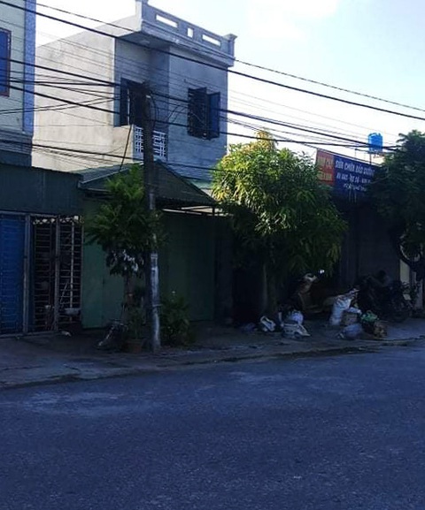 Bắt tạm giam người chồng nghi tưới xăng đốt vợ - Ảnh 1. Bắt tạm giam người chồng nghi tưới xăng đốt vợ - Ảnh 1.