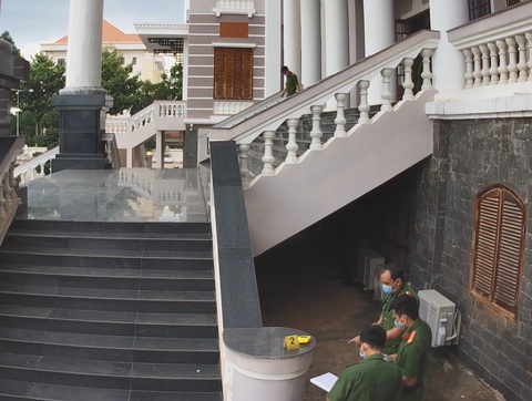 Bị cáo uống thuốc đòi tự tử tại tòa nhiều lần đến tòa phản ứng - Ảnh 1. Bị cáo uống thuốc đòi tự tử tại tòa nhiều lần đến tòa phản ứng - Ảnh 1.