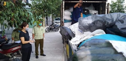 Tạm giữ hàng chục tấn găng tay, áo chống dịch qua sử dụng tại phòng trọ - Ảnh 4. Tạm giữ hàng chục tấn găng tay, áo chống dịch qua sử dụng tại phòng trọ - Ảnh 4.
