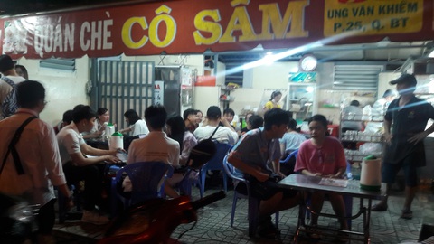 Tài xế công nghệ xếp hàng dày đặc mua chè đậu đỏ thoát ế đêm Thất tịch Sài Gòn - Ảnh 5. Tài xế công nghệ xếp hàng dày đặc mua chè đậu đỏ thoát ế đêm Thất tịch Sài Gòn - Ảnh 5.