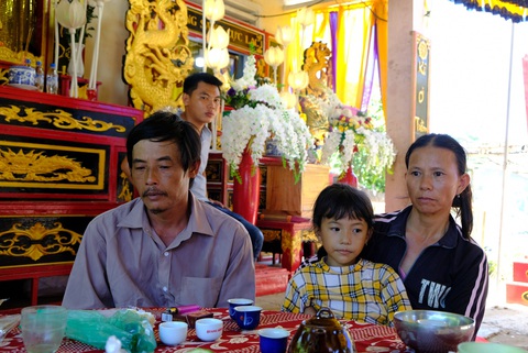 Tang thương xóm nghèo nơi có 3 em nhỏ chết đuối - Ảnh 2. Tang thương xóm nghèo nơi có 3 em nhỏ chết đuối - Ảnh 2.