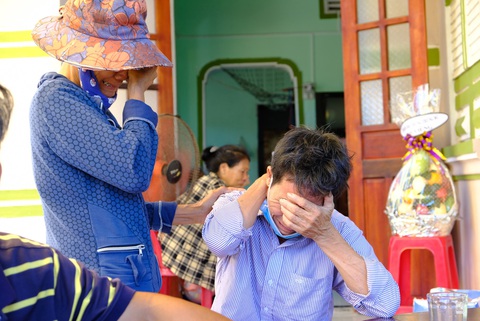 Tang thương xóm nghèo nơi có 3 em nhỏ chết đuối - Ảnh 4. Tang thương xóm nghèo nơi có 3 em nhỏ chết đuối - Ảnh 4.
