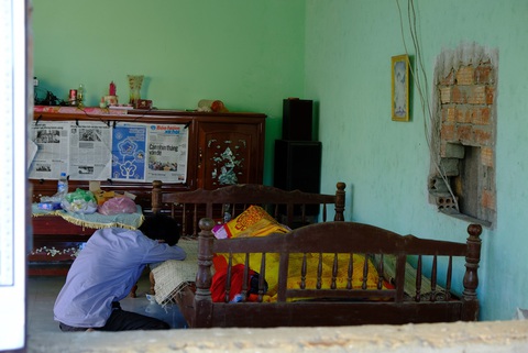 Tang thương xóm nghèo nơi có 3 em nhỏ chết đuối - Ảnh 3. Tang thương xóm nghèo nơi có 3 em nhỏ chết đuối - Ảnh 3.