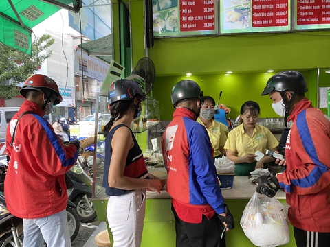 Tài xế công nghệ xếp hàng dày đặc mua chè đậu đỏ thoát ế đêm Thất tịch Sài Gòn - Ảnh 1. Tài xế công nghệ xếp hàng dày đặc mua chè đậu đỏ thoát ế đêm Thất tịch Sài Gòn - Ảnh 1.