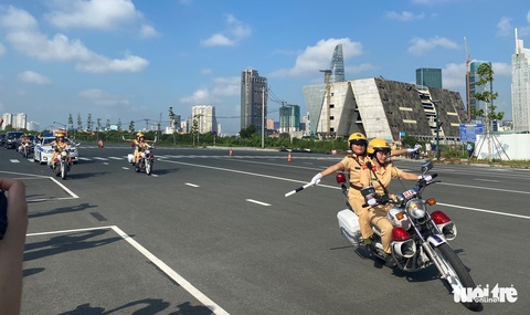 58 ‘bông hồng CSGT dẫn đoàn đầu tiên ở TP.HCM - Ảnh 2. 58 ‘bông hồng CSGT dẫn đoàn đầu tiên ở TP.HCM - Ảnh 2.