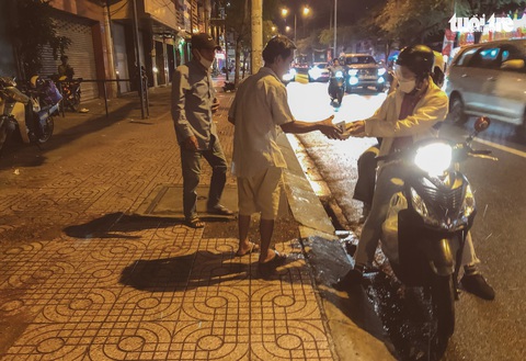 Tặng phần ăn khuya ấm lòng người vô gia cư mùa COVID-19 - Ảnh 6. Tặng phần ăn khuya ấm lòng người vô gia cư mùa COVID-19 - Ảnh 6.