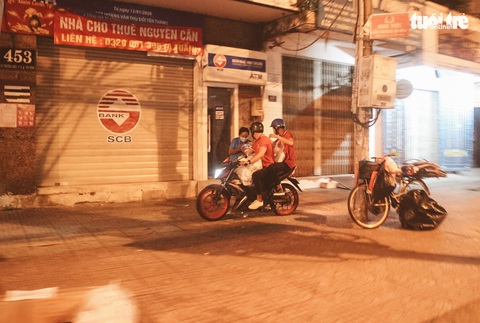 Tặng phần ăn khuya ấm lòng người vô gia cư mùa COVID-19 - Ảnh 7. Tặng phần ăn khuya ấm lòng người vô gia cư mùa COVID-19 - Ảnh 7.