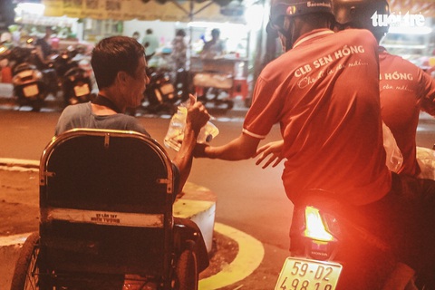 Tặng phần ăn khuya ấm lòng người vô gia cư mùa COVID-19 - Ảnh 8. Tặng phần ăn khuya ấm lòng người vô gia cư mùa COVID-19 - Ảnh 8.