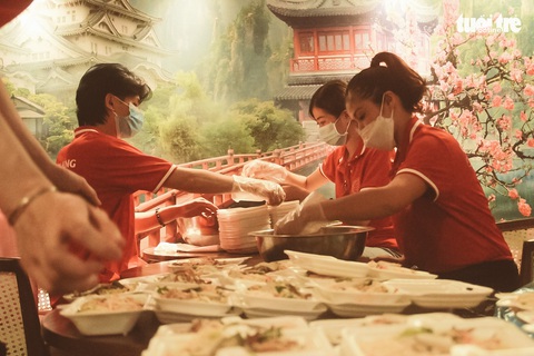 Tặng phần ăn khuya ấm lòng người vô gia cư mùa COVID-19 - Ảnh 3. Tặng phần ăn khuya ấm lòng người vô gia cư mùa COVID-19 - Ảnh 3.
