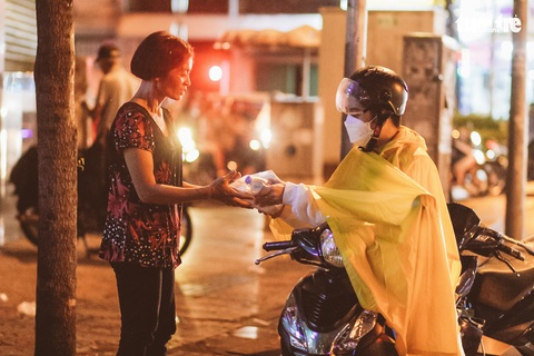 Tặng phần ăn khuya ấm lòng người vô gia cư mùa COVID-19 - Ảnh 2. Tặng phần ăn khuya ấm lòng người vô gia cư mùa COVID-19 - Ảnh 2.