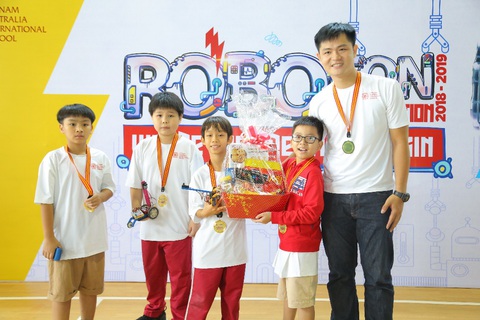 Học sinh Tiểu học VAS đam mê sáng tạo và lập trình robot - Ảnh 1. Học sinh Tiểu học VAS đam mê sáng tạo và lập trình robot - Ảnh 1.