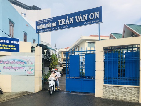 Quá tải học sinh vào lớp 1 ở TP.HCM: Xoay xở với học 2 buổi - Ảnh 8. Quá tải học sinh vào lớp 1 ở TP.HCM: Xoay xở với học 2 buổi - Ảnh 8.