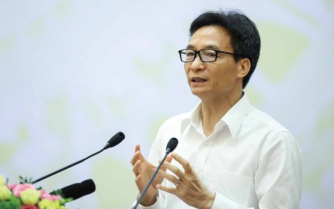 Mẹ trùm bảo hộ trắng toát, con trai vẫn nhận ra Mẹ trên TV - Ảnh 3. Mẹ trùm bảo hộ trắng toát, con trai vẫn nhận ra Mẹ trên TV - Ảnh 3.