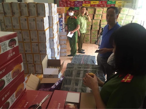Bắt giữ hơn 10 tấn bánh kẹo, trà sữa không rõ nguồn gốc phục vụ Trung thu - Ảnh 1. Bắt giữ hơn 10 tấn bánh kẹo, trà sữa không rõ nguồn gốc phục vụ Trung thu - Ảnh 1.