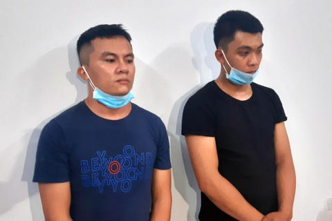 Bắt khẩn cấp hai nghi can làm giả giấy tờ, bằng cấp, biển số xe - Ảnh 1. Bắt khẩn cấp hai nghi can làm giả giấy tờ, bằng cấp, biển số xe - Ảnh 1.