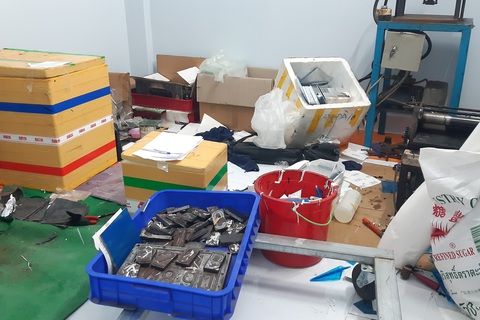 Bắt khẩn cấp hai nghi can làm giả giấy tờ, bằng cấp, biển số xe - Ảnh 2. Bắt khẩn cấp hai nghi can làm giả giấy tờ, bằng cấp, biển số xe - Ảnh 2.