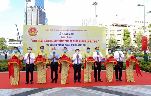 Khánh thành công viên trước Nhà hát TP.HCM, khai mạc ảnh mừng Quốc khánh - Ảnh 2. Khánh thành công viên trước Nhà hát TP.HCM, khai mạc ảnh mừng Quốc khánh - Ảnh 2.