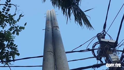 Cột điện đang lắp đặt ngã đè làm vỡ mái nhà dân - Ảnh 3. Cột điện đang lắp đặt ngã đè làm vỡ mái nhà dân - Ảnh 3.