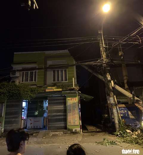 Cột điện đang lắp đặt ngã đè làm vỡ mái nhà dân - Ảnh 1. Cột điện đang lắp đặt ngã đè làm vỡ mái nhà dân - Ảnh 1.