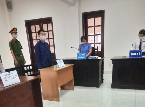 Vụ khai sinh 15 tuổi, giám định thành 17 tuổi: bị cáo lãnh 3 năm 6 tháng tù - Ảnh 1. Vụ khai sinh 15 tuổi, giám định thành 17 tuổi: bị cáo lãnh 3 năm 6 tháng tù - Ảnh 1.