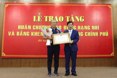 HLV Park Hang Seo: Cảm ơn nhân dân Việt Nam đã trao huân chương này cho tôi - Ảnh 1. HLV Park Hang Seo: Cảm ơn nhân dân Việt Nam đã trao huân chương này cho tôi - Ảnh 1.