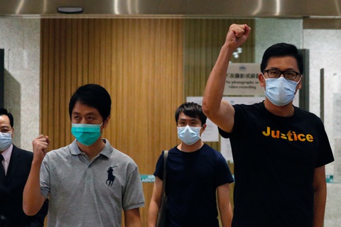 Hai nhà lập pháp Hong Kong liên quan biểu tình được tại ngoại - Ảnh 1. Hai nhà lập pháp Hong Kong liên quan biểu tình được tại ngoại - Ảnh 1.
