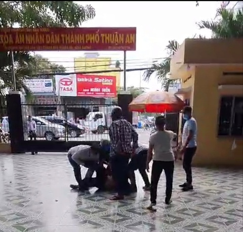 Cãi nhau, khiêng luôn người tranh chấp đất lên xe ngay khuôn viên tòa án - Ảnh 1. Cãi nhau, khiêng luôn người tranh chấp đất lên xe ngay khuôn viên tòa án - Ảnh 1.