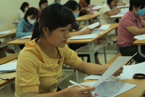 Môn văn chỉ có 2 điểm 10, một thí sinh ở Nam Định có bài thi dài 12 trang - Ảnh 1. Môn văn chỉ có 2 điểm 10, một thí sinh ở Nam Định có bài thi dài 12 trang - Ảnh 1.