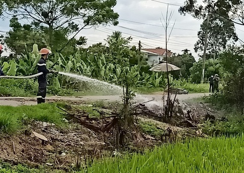 Tiếng nổ lớn phát ra từ đống rác cháy bên đường, một phụ nữ tử vong - Ảnh 3. Tiếng nổ lớn phát ra từ đống rác cháy bên đường, một phụ nữ tử vong - Ảnh 3.