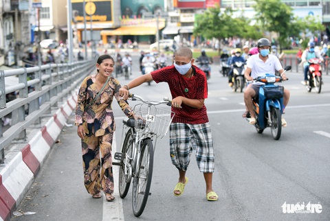Mẹ con tựa vào nhau - Ảnh 11. Mẹ con tựa vào nhau - Ảnh 11.
