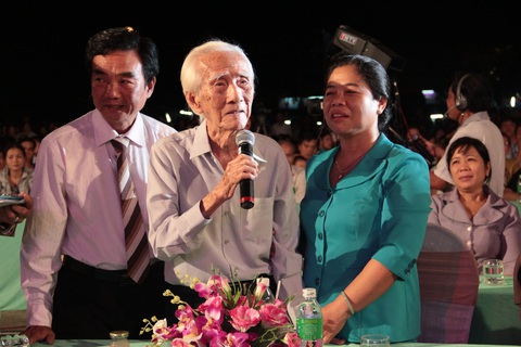 Nên trao giải thưởng Nhà nước cho NSND Viễn Châu - Ảnh 1. Nên trao giải thưởng Nhà nước cho NSND Viễn Châu - Ảnh 1.
