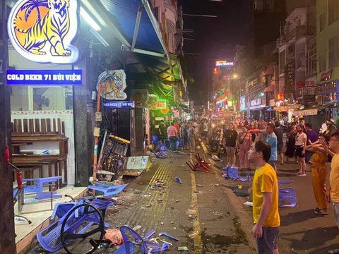 Xe công an phường lao vào người đi đường, hàng quán ở phố Tây Bùi Viện - Ảnh 2. Xe công an phường lao vào người đi đường, hàng quán ở phố Tây Bùi Viện - Ảnh 2.