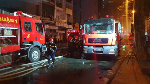 Khói mù trời từ căn nhà bị cháy trong hẻm đường Nguyễn Công Trứ, quận 1 - Ảnh 5. Khói mù trời từ căn nhà bị cháy trong hẻm đường Nguyễn Công Trứ, quận 1 - Ảnh 5.