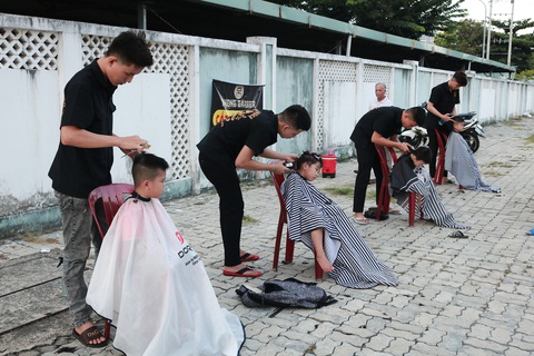 Trao yêu thương từ nghề cắt tóc - Ảnh 1. Trao yêu thương từ nghề cắt tóc - Ảnh 1.
