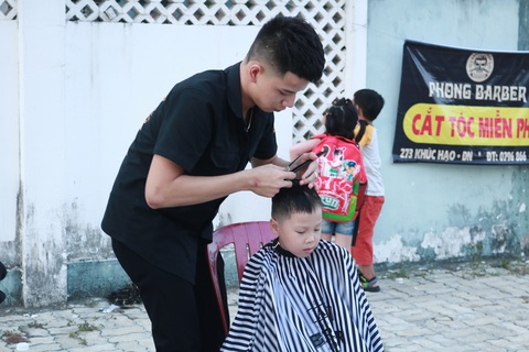 Trao yêu thương từ nghề cắt tóc - Ảnh 2. Trao yêu thương từ nghề cắt tóc - Ảnh 2.